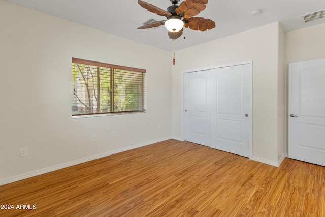 unfurnished bedroom with light wood-type flooring, a closet, and ceiling fan