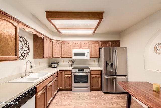 2105 S Zinnia Ave Unit 468, Mesa, AZ 85209 - kitchen featuring appliances with stainless steel finishes, light countertops, and light wood-style flooring