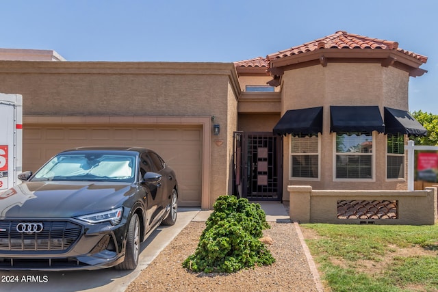 view of front facade featuring a garage