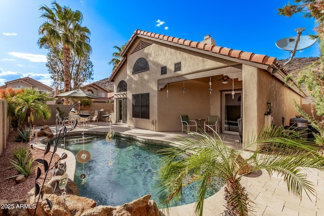 view of swimming pool featuring a fenced backyard, a patio area, and ceiling fan