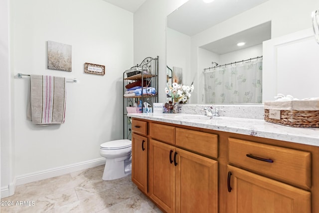 bathroom featuring a shower with curtain, vanity, and toilet