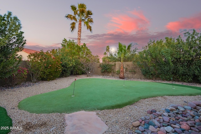 view of yard at dusk