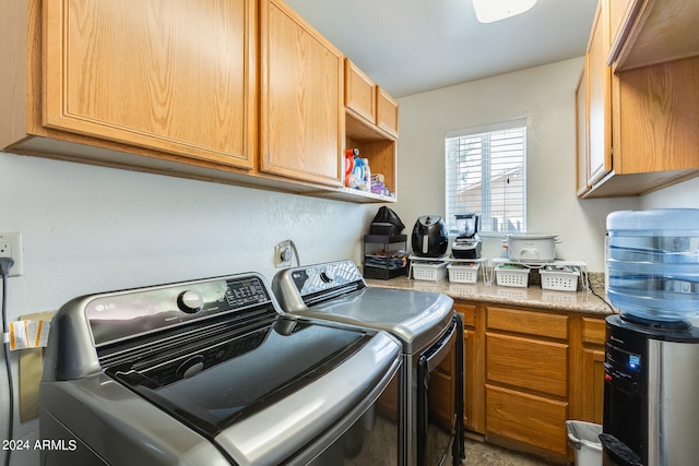 laundry room featuring cabinets and independent washer and dryer