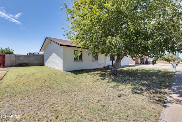 view of side of property featuring a lawn