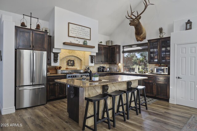 4562 N Dream Catcher Way, Pine, AZ 85544 - kitchen featuring appliances with stainless steel finishes, dark brown cabinets, a sink, decorative backsplash, and vaulted ceiling
