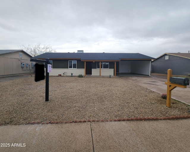 view of front facade with a carport