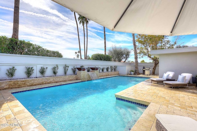 view of pool with a patio area and pool water feature