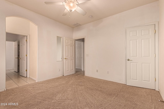 carpeted empty room featuring ceiling fan