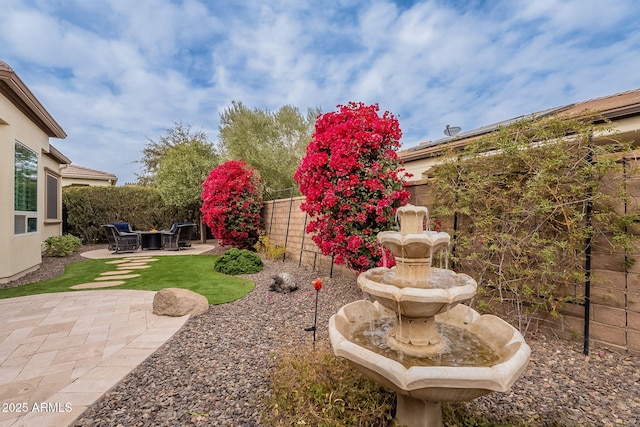 view of yard featuring a patio area