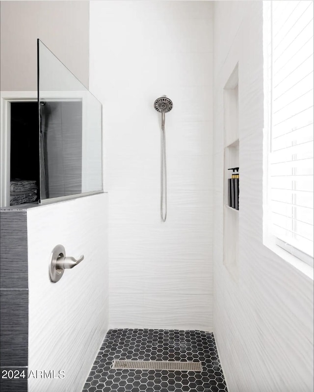 bathroom featuring a tile shower