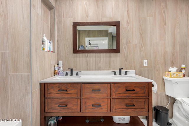 12821 N 67th St, Scottsdale, AZ 85254 - bathroom with toilet and double vanity