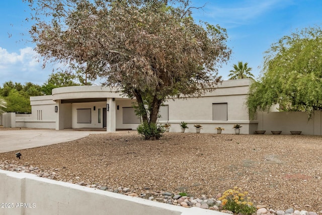 12821 N 67th St, Scottsdale, AZ 85254 - art deco inspired home with stucco siding and fence