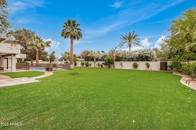 12821 N 67th St, Scottsdale, AZ 85254 - view of yard with a patio area
