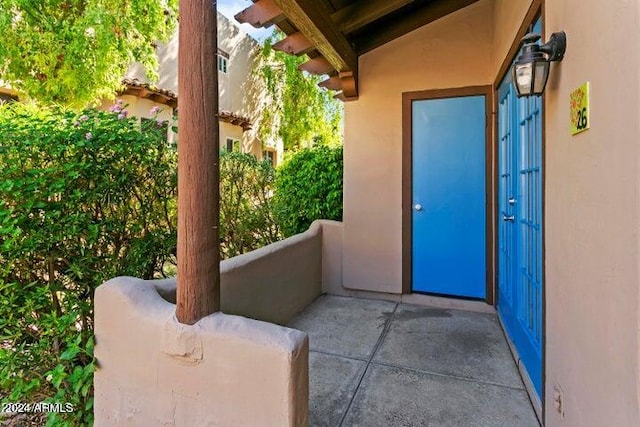 entrance to property featuring a balcony