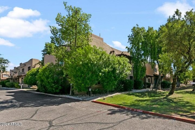 view of front facade featuring a front yard