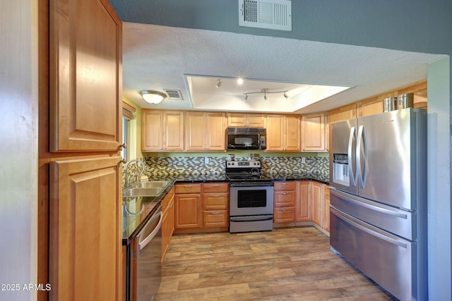 2524 S El Paradiso Dr Unit 82, Mesa, AZ 85202 - kitchen with stainless steel appliances, a sink, a tray ceiling, dark countertops, and a textured ceiling