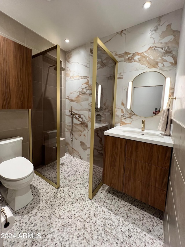 bathroom with tiled shower, toilet, and vanity