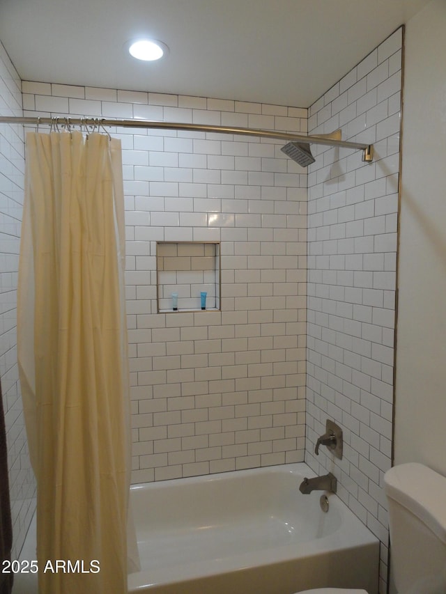 full bath with toilet, shower / tub combo with curtain, and recessed lighting