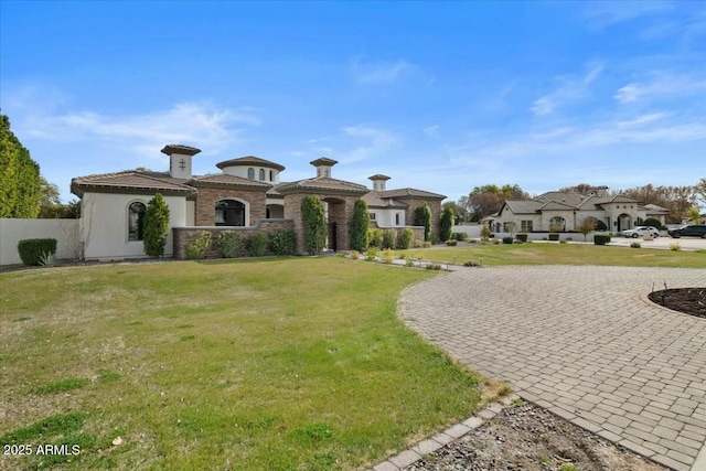 view of front of property featuring a front lawn