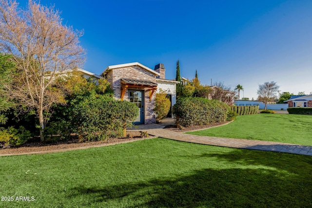 view of front facade featuring a front yard