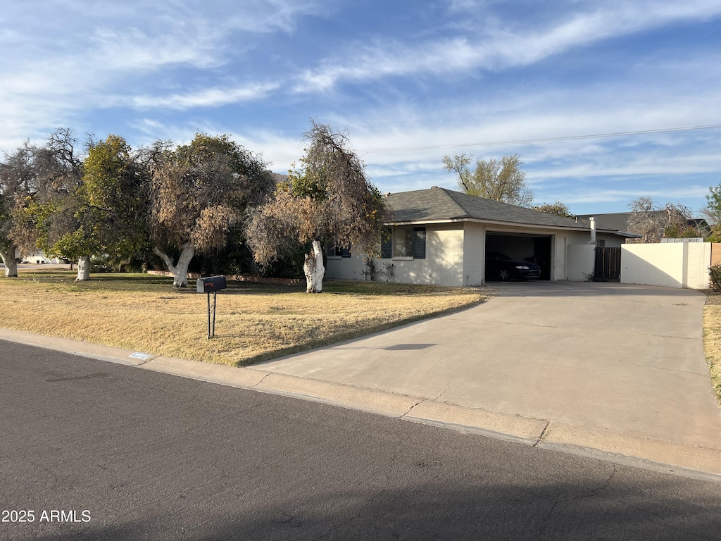 view of front facade featuring a garage and a front yard