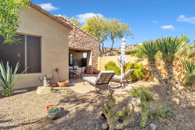 view of yard featuring a patio area