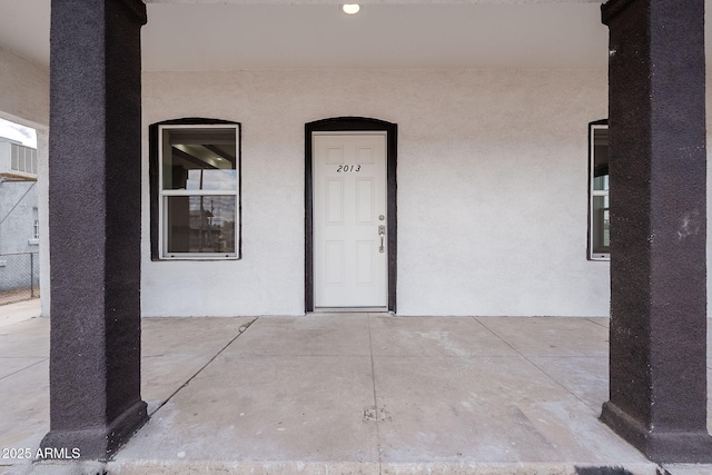 view of exterior entry with stucco siding