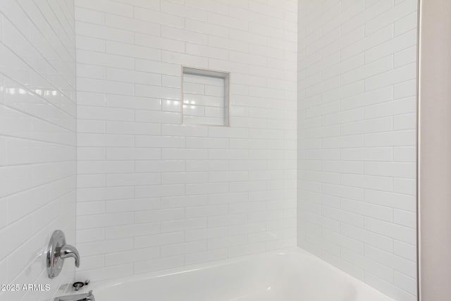 9803 N 40th Dr, Phoenix, AZ 85051 - bathroom featuring shower / bathtub combination