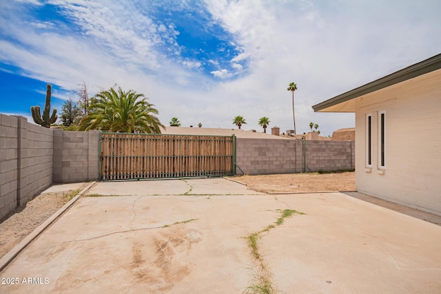 9803 N 40th Dr, Phoenix, AZ 85051 - view of patio with a gate