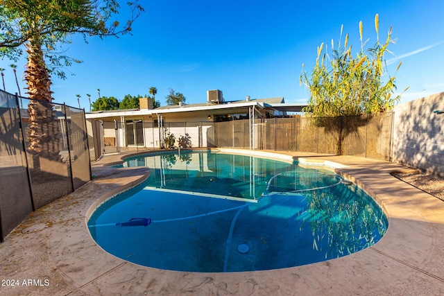 view of swimming pool