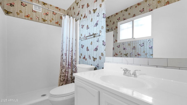 full bathroom featuring visible vents, toilet, vanity, a shower with curtain, and wallpapered walls