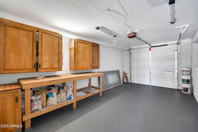 7039 N 15th St, Phoenix, AZ 85020 - garage with a garage door opener