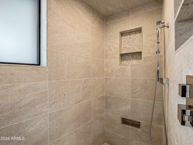 bathroom featuring tiled shower