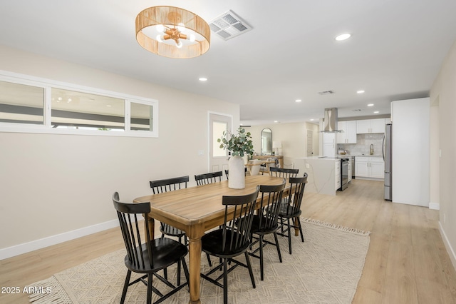 dining area featuring baseboards, visible vents, recessed lighting, and light wood-type flooring