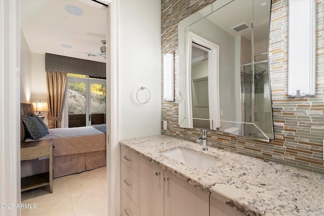 ensuite bathroom featuring visible vents, decorative backsplash, connected bathroom, ceiling fan, and tile patterned floors