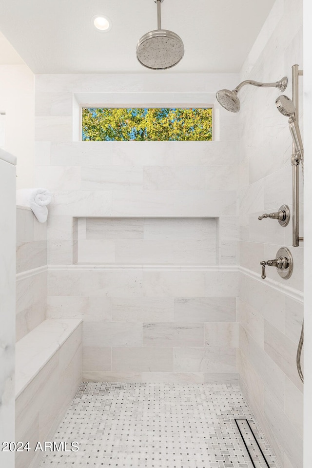 bathroom featuring a tile shower