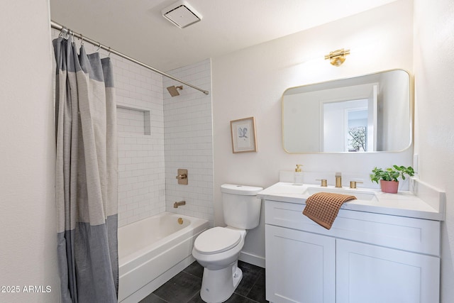 full bathroom featuring baseboards, shower / tub combo with curtain, vanity, and toilet