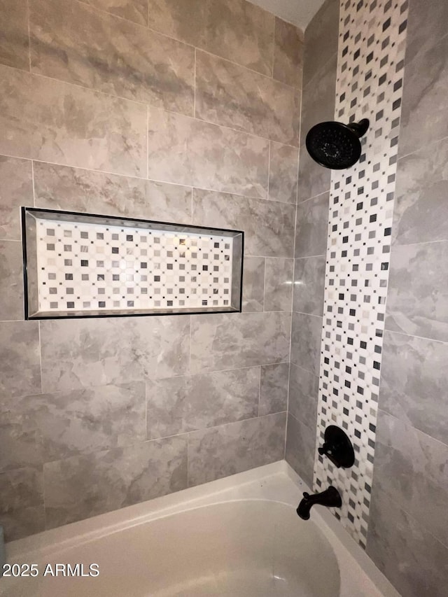 bathroom with tiled shower / bath combo