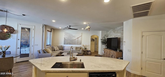 kitchen featuring sink, light hardwood / wood-style flooring, dishwasher, an island with sink, and ceiling fan