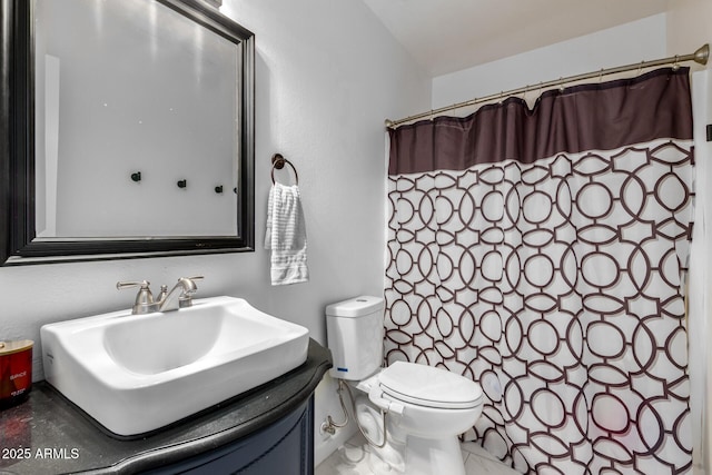 bathroom with a shower with shower curtain, vanity, and toilet