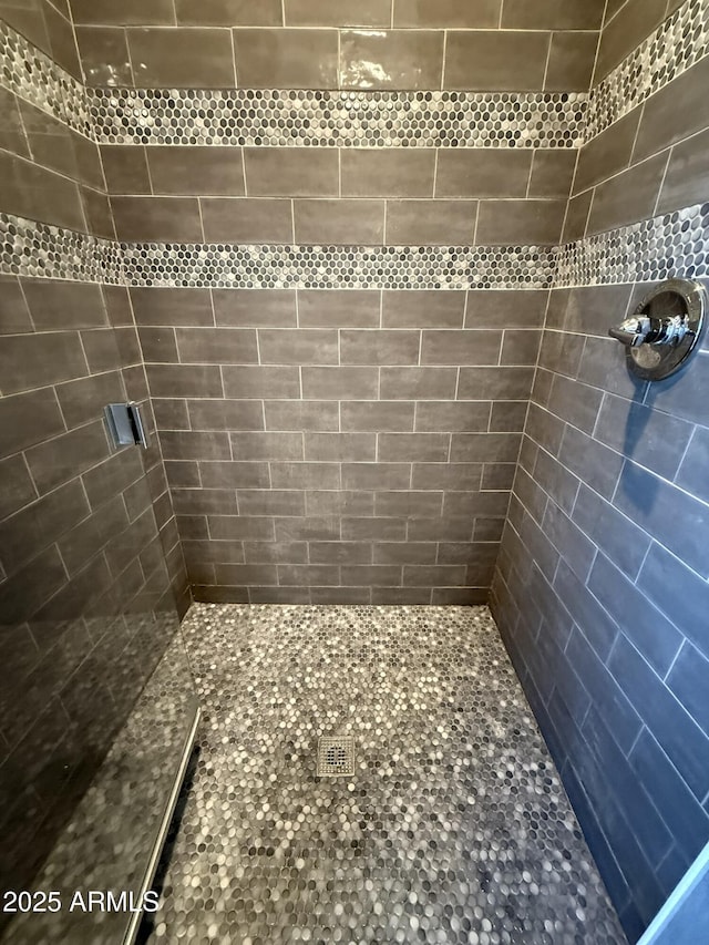 full bathroom featuring tiled shower