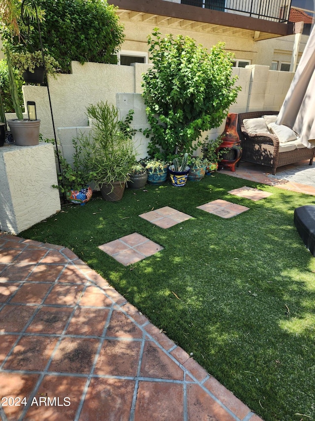 view of yard featuring a patio