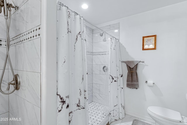 bathroom featuring a shower with shower curtain and toilet