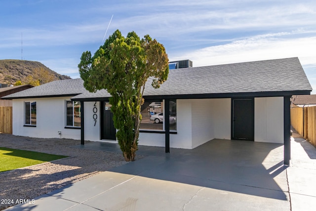 ranch-style house featuring a mountain view