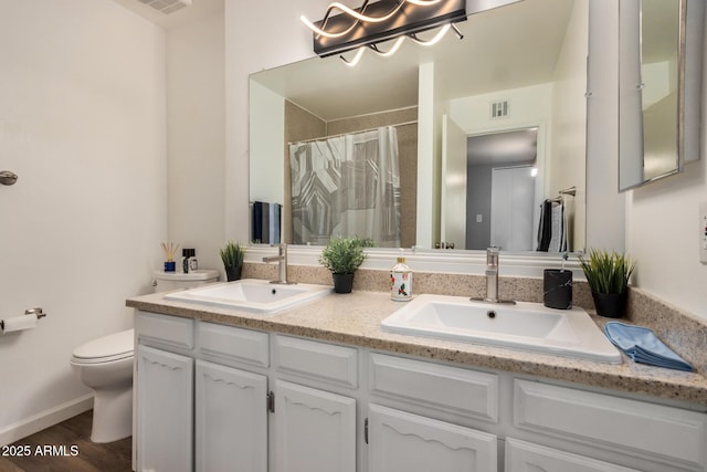 full bath with toilet, a sink, visible vents, and a shower with curtain