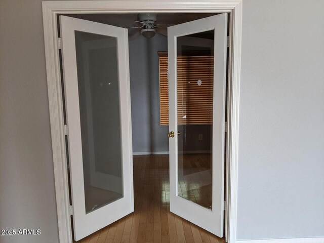 entrance to property with ceiling fan