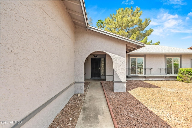 property entrance featuring stucco siding