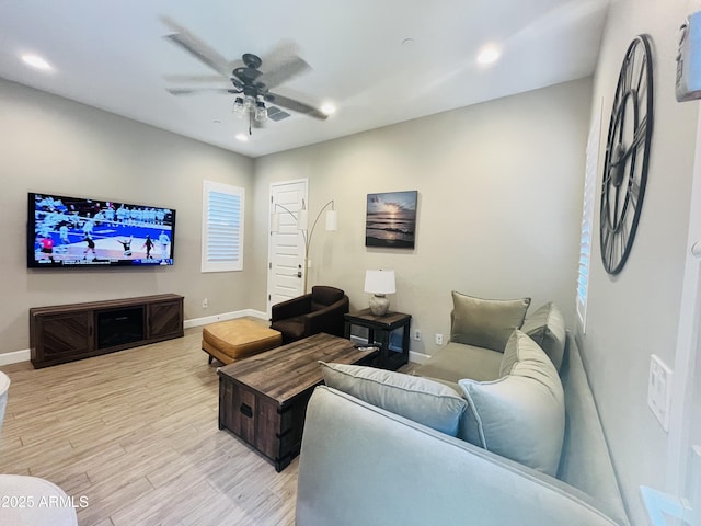 living area featuring light wood-style floors, recessed lighting, baseboards, and a ceiling fan