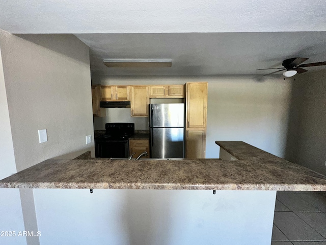 kitchen with stainless steel fridge, electric range, a kitchen breakfast bar, light brown cabinetry, and kitchen peninsula