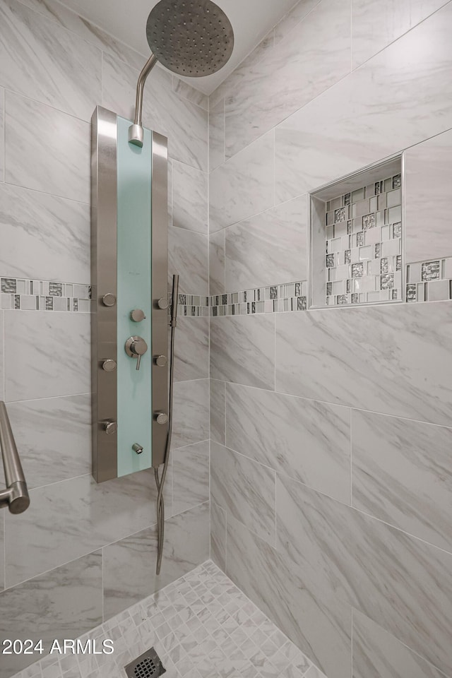 bathroom featuring tiled shower